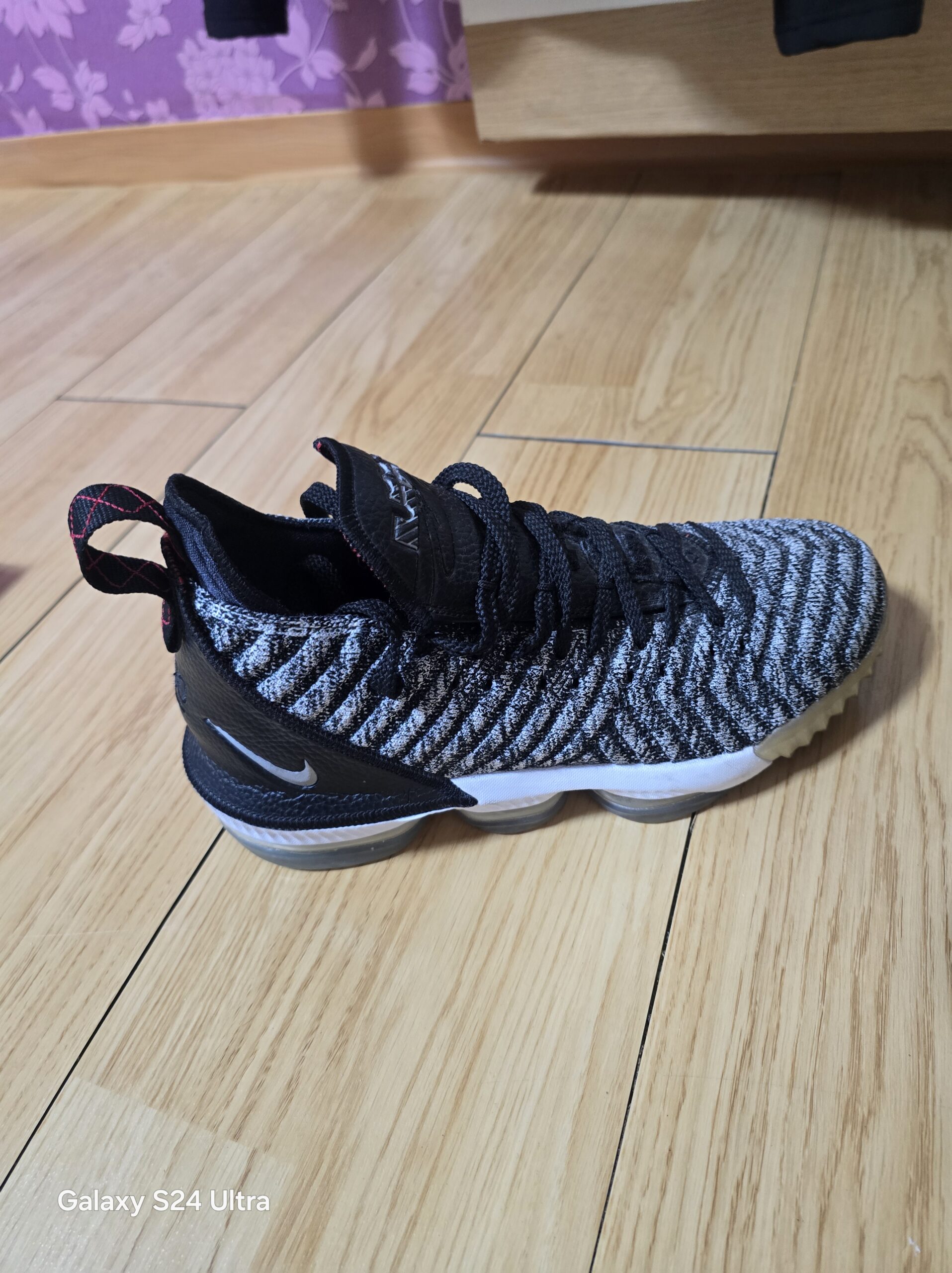 나이키 르브론 16 블랙/화이트 농구화 - 이미지 5